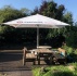 Aperoplatz-mit-Sonnenschirm-offen